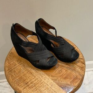 Donald J Pliner size 6, suede and elastic wedge shoe